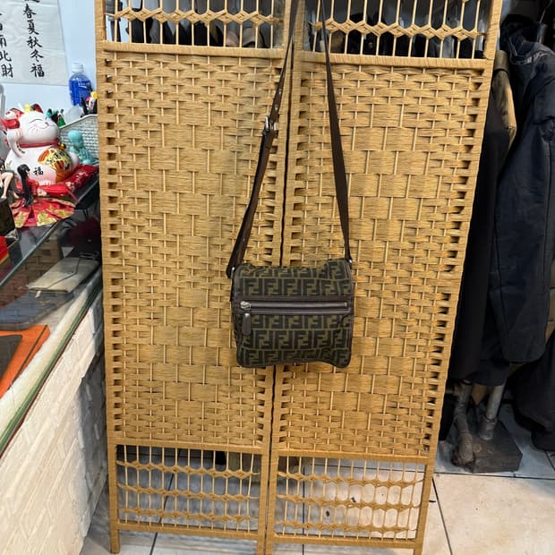 정품 펜디 주카 메신저백 팝니다