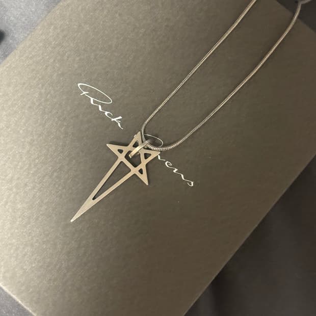릭오웬스 펜타그램 참 목걸이