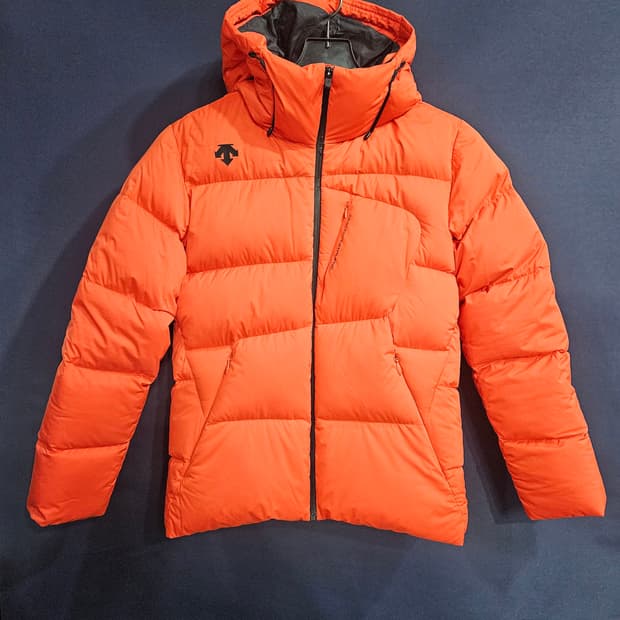 데상트 오렌지컬러 남성 슬림핏 100 덕다운 패딩 