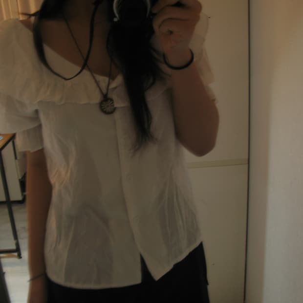 frill V-neck short-sleeved blouse