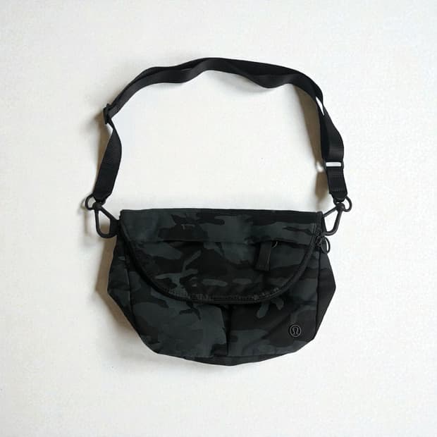 룰루레몬 카모 크로스백