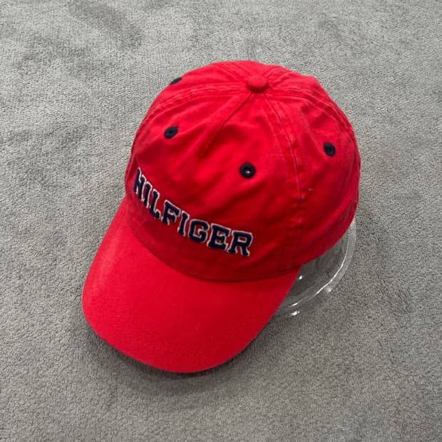 타미힐피거 레드 볼캡