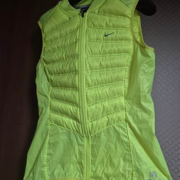 나이키에어로로프트800  여성패딩조끼m
