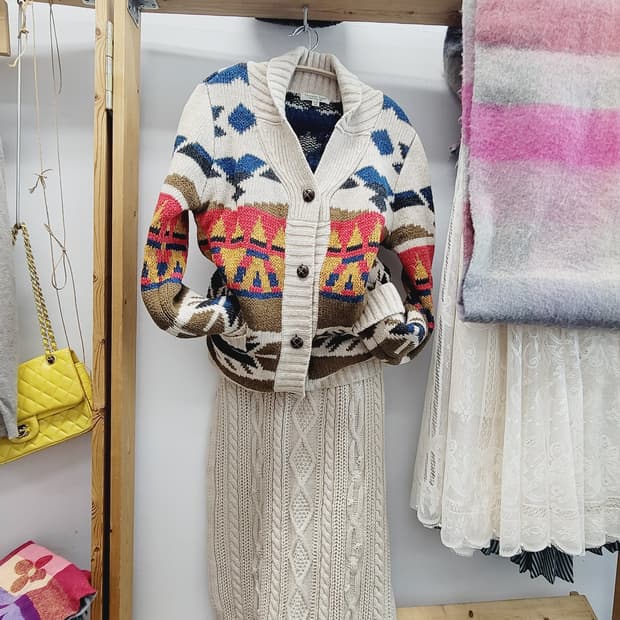 써스데이아일랜드 에스닉 가디건. 케이블 니트스커트