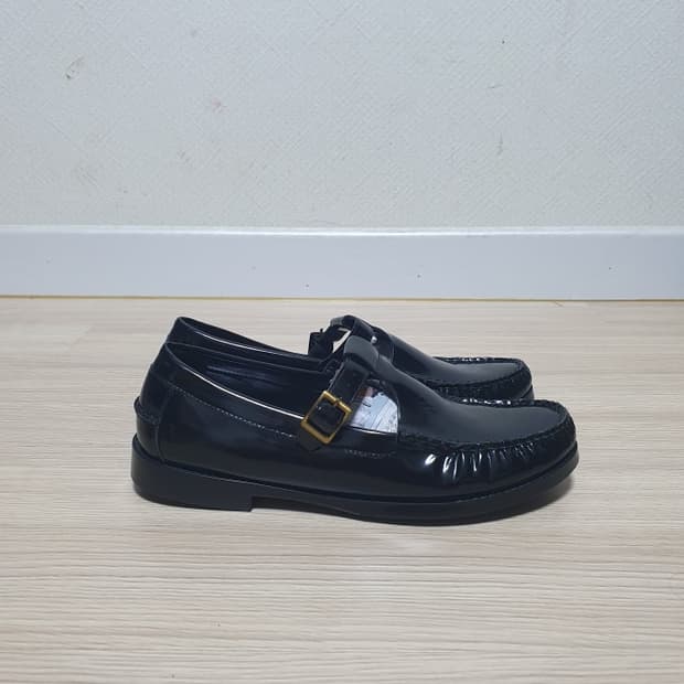  쿠에른 디종 02 T 스트랩 로퍼 블랙 250