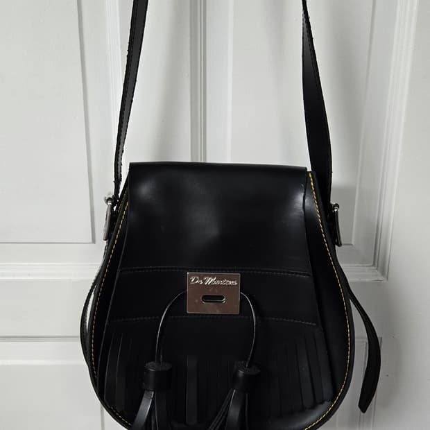 닥터마틴 테슬 레더백