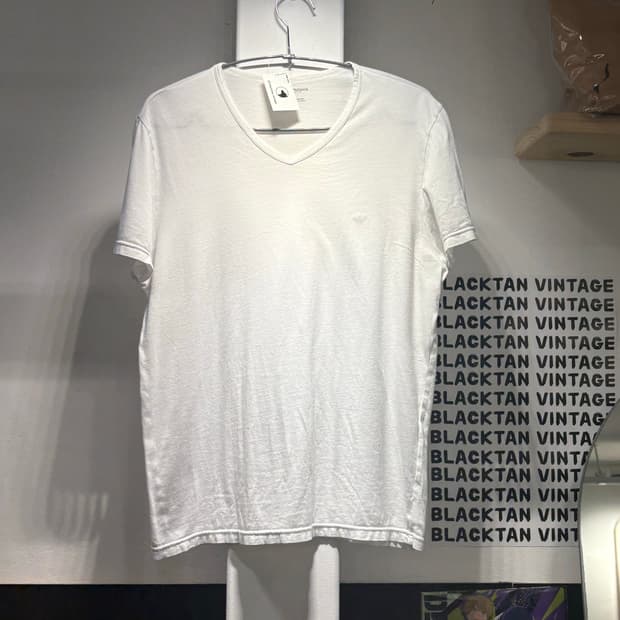 엠포리오 아르마니 로고 v넥니트