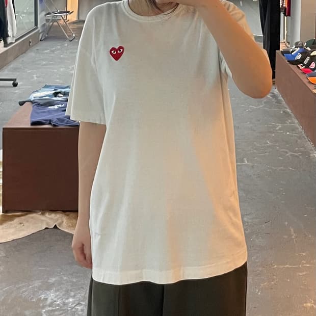꼼데가르송 레드하트와펜 화이트 반팔 H2676