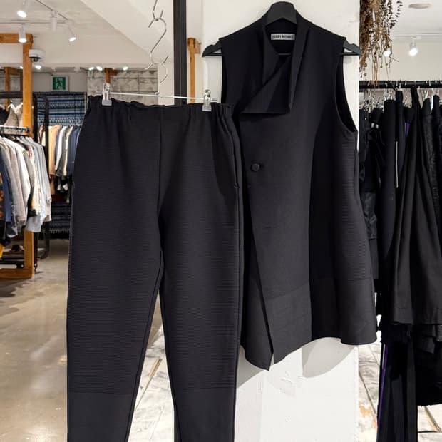 이세이미야케 블랙 립 패널 베스트 팬츠 셋업