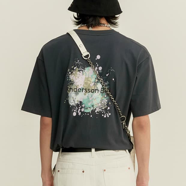 앤더슨벨 SPLATTER PRINT T-SHIRTS(CHARCOAL)