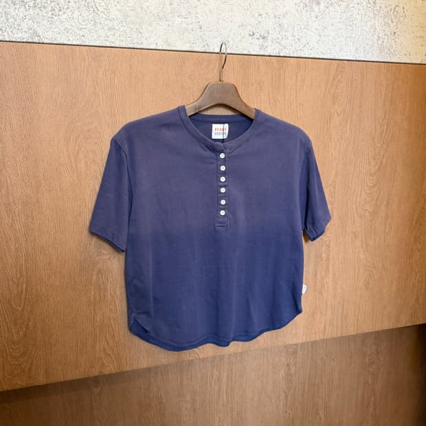 빔즈 디자인 헨리넥 반팔 티셔츠 로고 탭 디테일 루즈핏 퍼플