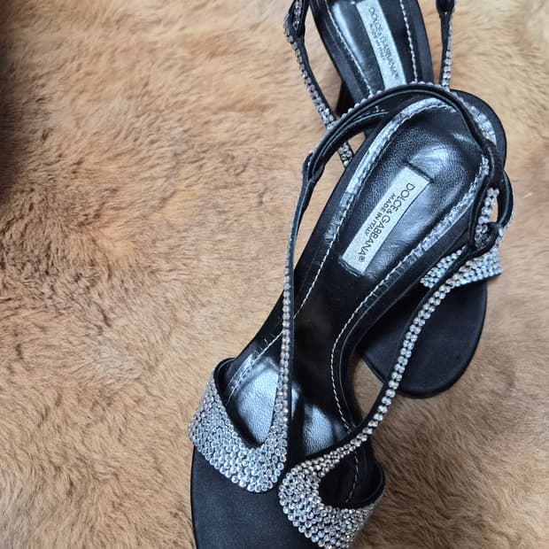 돌체앤가바나 큐빅 샌들힐