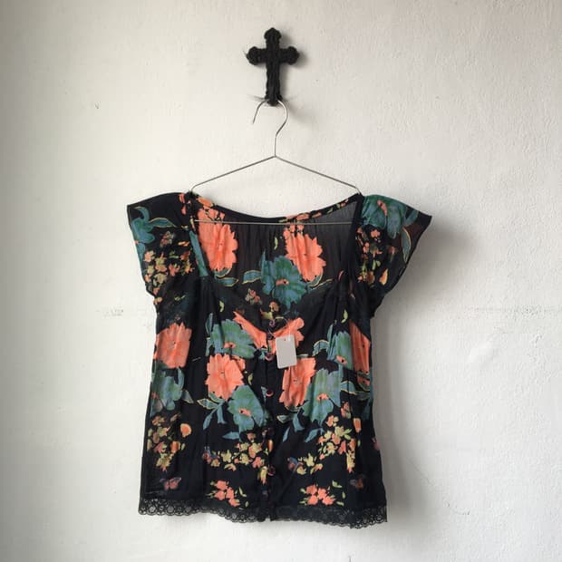 Lace trimming pattern blouse