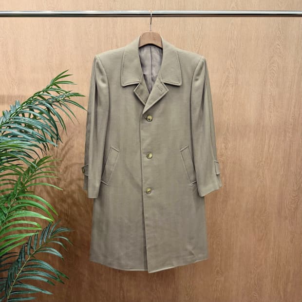 입생로랑 싱글 브레스티드 울 코트 노치드 라펠 헤링본 패턴 디테일 베이지