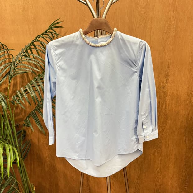 산드로 긴팔 블라우스 진주 비즈 넥라인 장식 후면 핀턱 버튼 라이트 블루