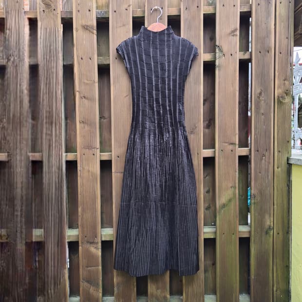 스피치오 블랙 플리츠 하이넥 롱원피스