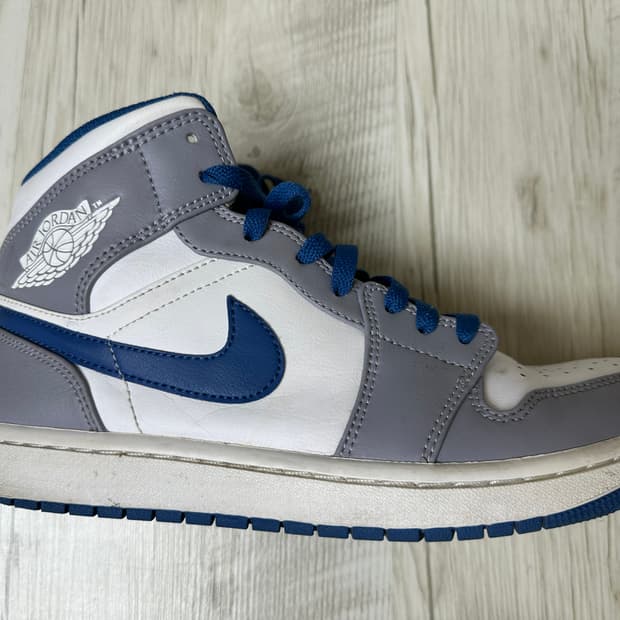 조던 1 미드 시멘트 그레이 트루 블루