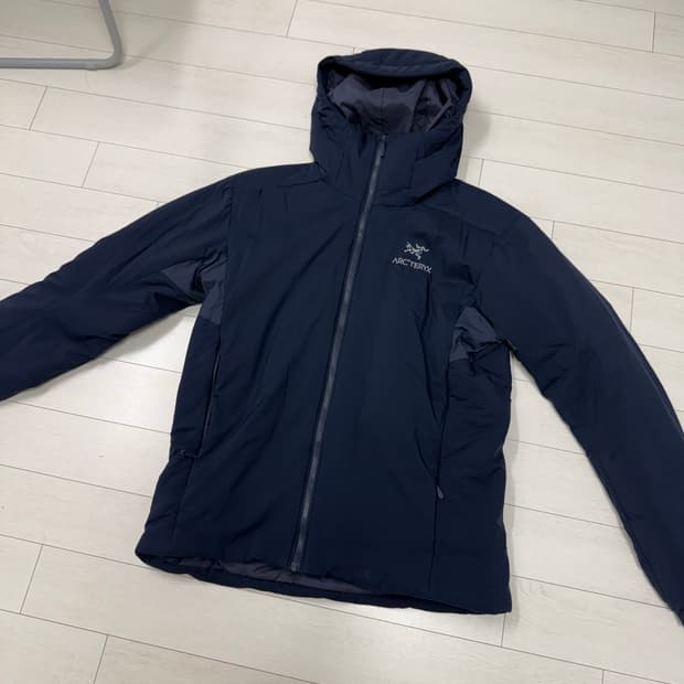 아크테릭스 아톰 AR  블랙 사파이어 M 사이즈  고질병닿는