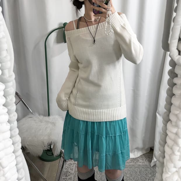 아이보리 오프숄더 니트