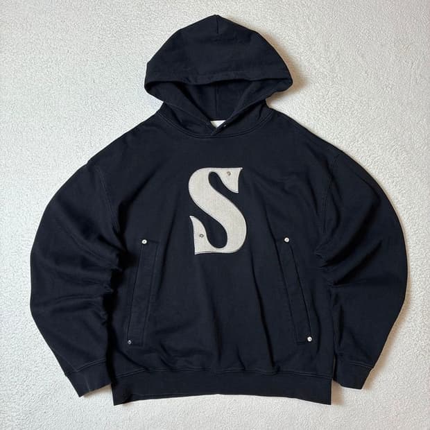 세터 SATUR 23ss 리벳 아플리케 포켓 후드티 PN7368