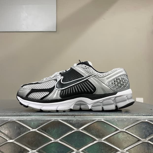 나이키 줌 보메로5 메탈릭 실버 블랙 235