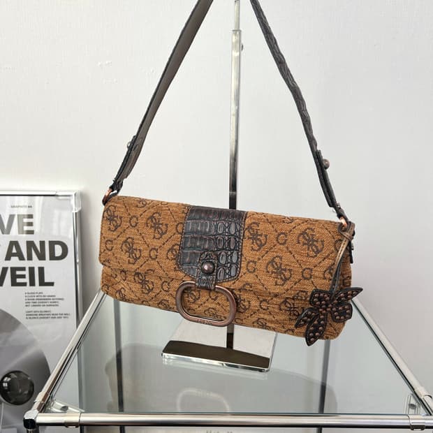 게스 Y2K 바게트백