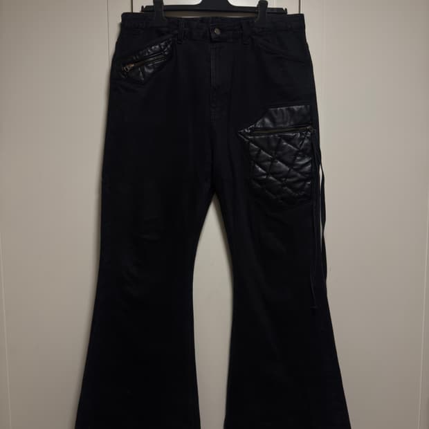 LEATHER PATCH FLARED JEANS V2