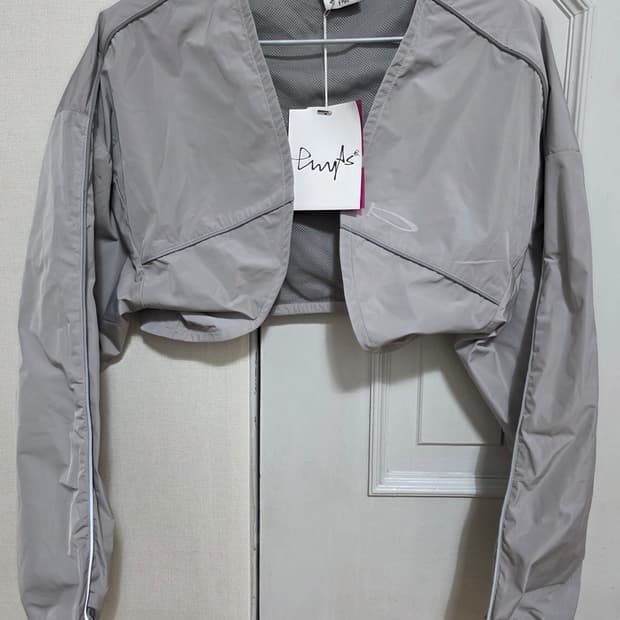 [새제품] 피지컬 디파트먼트 나일론 파이핑 크롭 볼레로 그레이