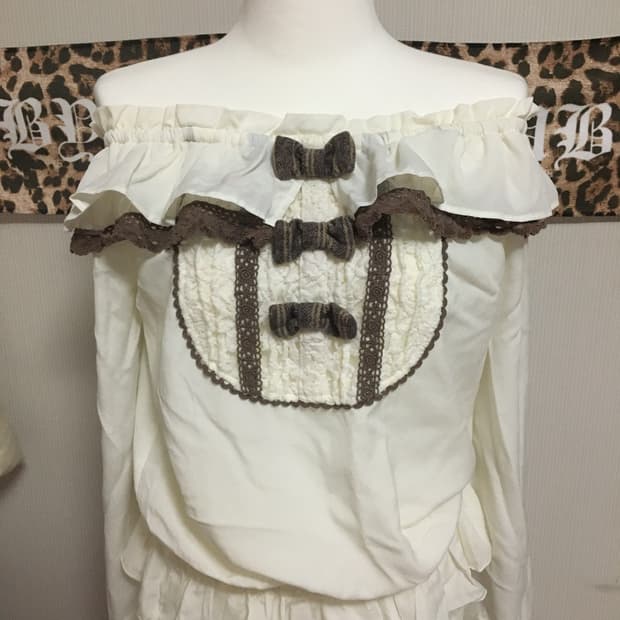 Lizlisa 리즈리사 고전 핀터깔 라떼갸루 오프숄더 블라우스