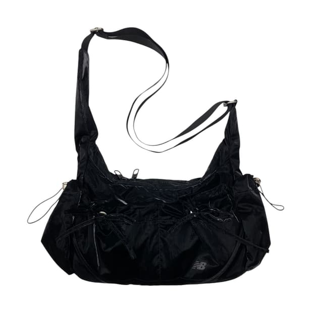 뉴발란스 블랙 드로우스트링 새틴 크로스백