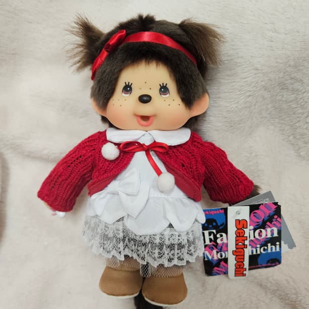 고전 패션 빨간 가디건 입은 몬치치 인형