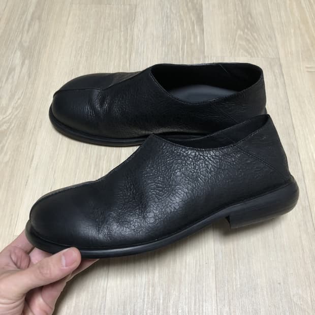 (250) 인사일런스 INSILENCE 크랙 레더 클로그 블랙 