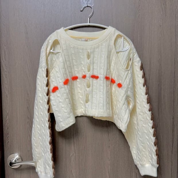 기준 숄더 트임 크롭 니트