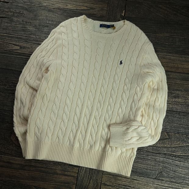 [폴로 랄프로렌] 포니 로고 자수 신형 꽈배기 니트 아이보리 M18659