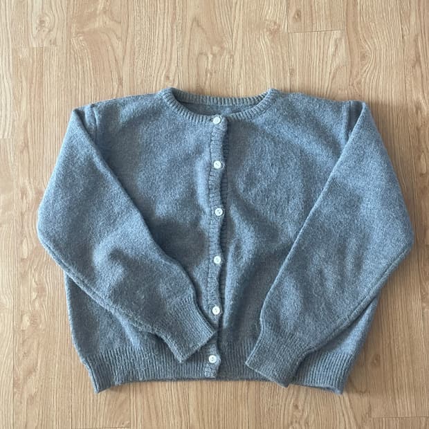 회색 가디건 니트
