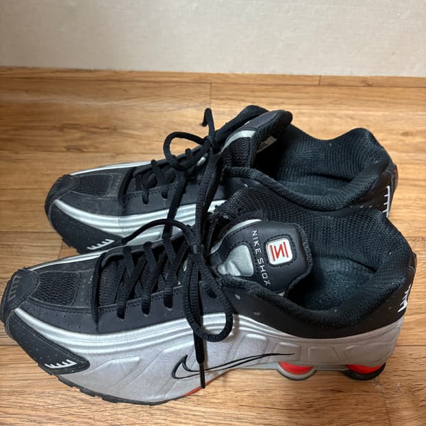 나이키 샥스 R4 메탈릭 실버-블랙