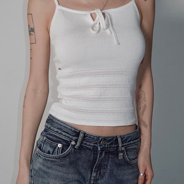 (새상품) 페일제이드 리본 펀칭 니트 슬리브리스 화이트 