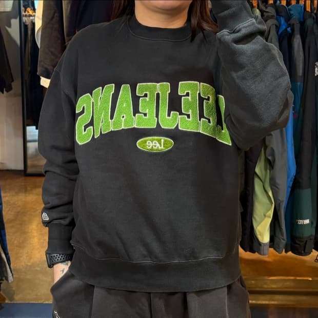 Lee 패치 블랙 맨투맨