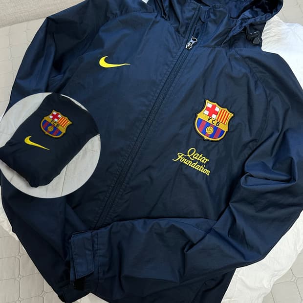 나이키 바르샤 카타르 패커블 바람막이 미디움  축구 유산소