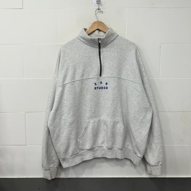 아이앱스튜디오 하프집업 스웻셔츠