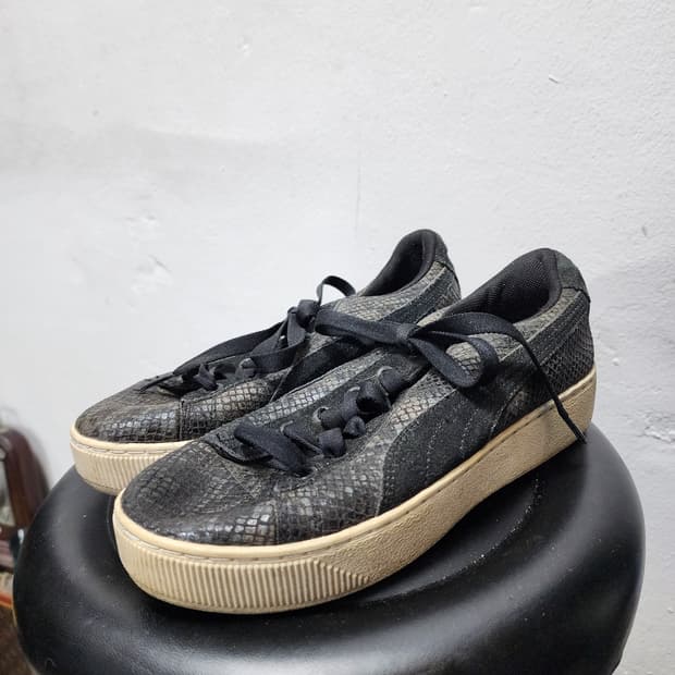 푸마 블랙 스네이크 스웨이드 스니커즈..