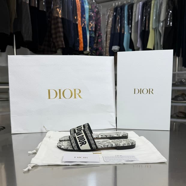 [리오브] 디올 디웨이 뮬 플랜 드 파리 모티프 자수 코튼 샌들 슬리퍼