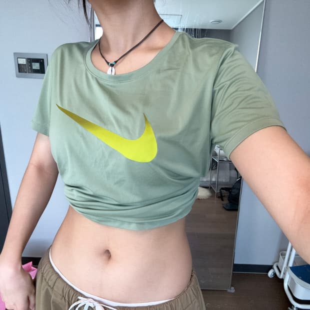 나이키 로고 그린 카키 슬림핏 기능성 반팔 티