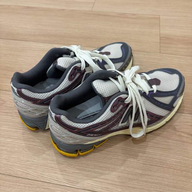 뉴발란스 1906R 운동화 240사이즈