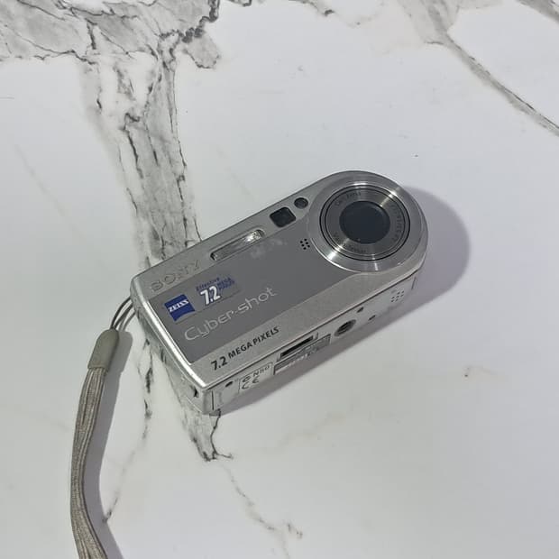 소니 디지털 카메라 사이버샷 DSC-P150 하자 있음