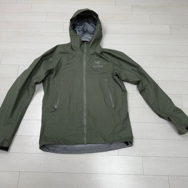아크테릭스 베타 자켓 M사이즈 판매합니다. 색상은 카키색이고, 전체적으로