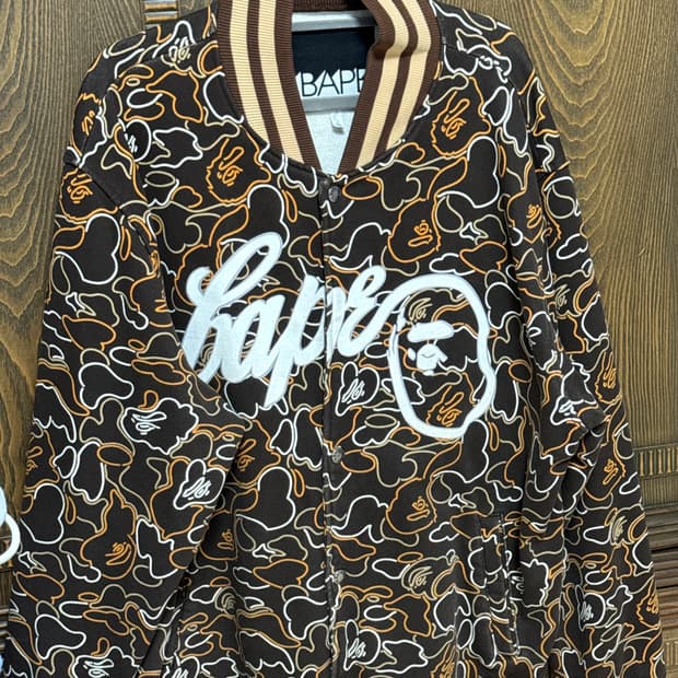 베이프 네온 카모 바시티 자켓