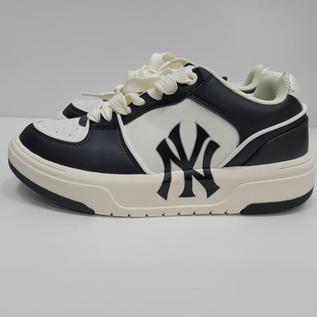 새상품)MLB 청키라이너 뉴욕양키즈 스니커즈 운동화 / 남 275 흰검
