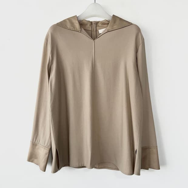 르베이지 오픈 칼라 티 블라우스