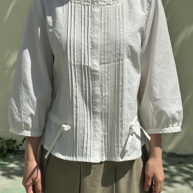 아이보리 레이스 프릴 블라우스